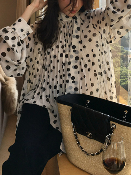 Cămașă din chiffon cu buline negre, croială lejeră cu pliuri ce avantajează silueta, mâneci lungi, model K007