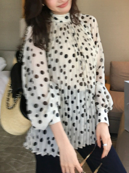 Cămașă din chiffon cu buline negre, croială lejeră cu pliuri ce avantajează silueta, mâneci lungi, model K007