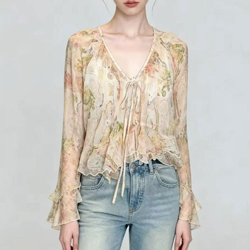 Bluza din chiffon cu imprimeu franțuzesc, decolteu în V și mâneci evazate