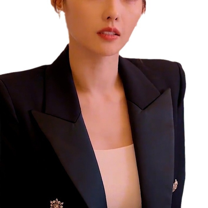 Jó dolgok párosával jönnek: Női fekete blézer Hepburn-stílusban, Zhang Jiani által inspirált, elegáns és kiváló minőségű, 2026 ősz.