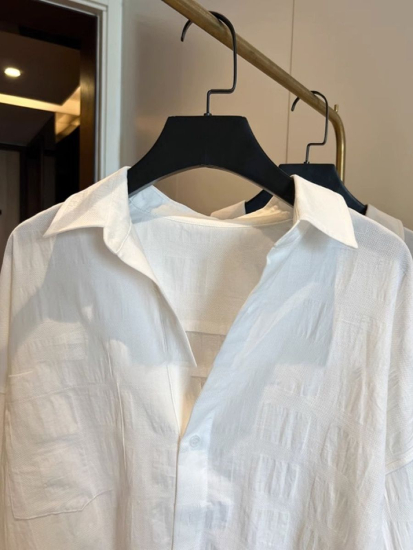 Női napvédő ing-jacke lazán elegáns francia stílusban, kender–pamut keverékből, nyár 2025, szabásban bő, kényelmes és sokoldalú.