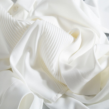 Texturált fehér chiffon hosszú ujjú ing, pliszírozott négyszögű gallérral, elegáns és sokoldalú — Forest of Water
