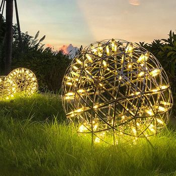 Kültéri LED tájvilágítás üreges gömb alakú, IP65 vízálló, függesztett rögzítés, modern minimalist dizájn.