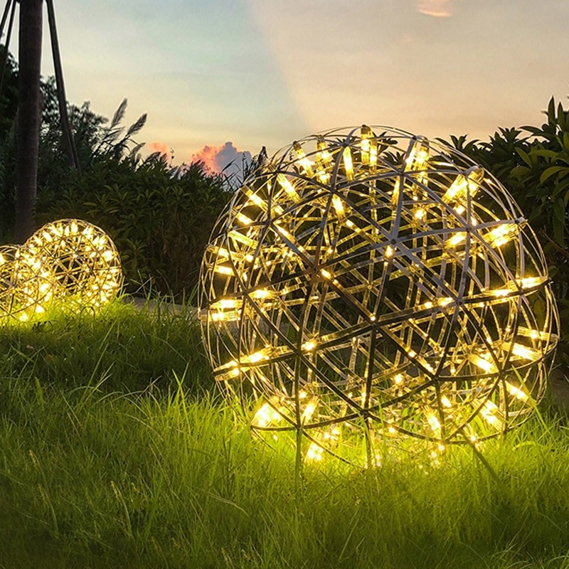 Kültéri LED tájvilágítás üreges gömb alakú, IP65 vízálló, függesztett rögzítés, modern minimalist dizájn.