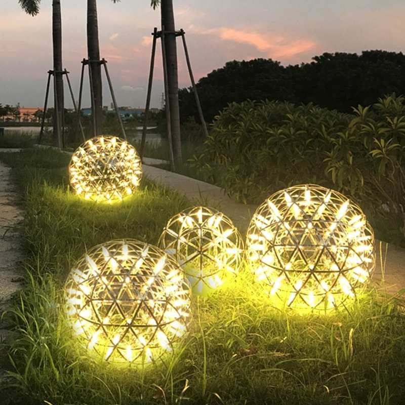 Kültéri LED tájvilágítás üreges gömb alakú, IP65 vízálló, függesztett rögzítés, modern minimalist dizájn.