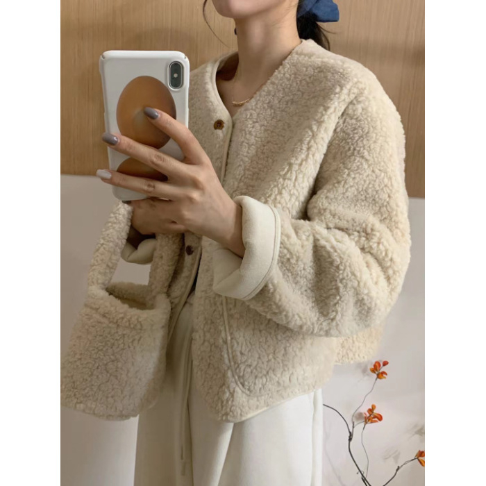 Koreai chic téli báránygyapjú kabát, kerek nyakú, egy sor gombos záródás, laza szabás, petites méretekhez, táska mellékelve