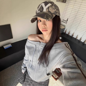 Női felső váll nélküli, hosszú ujjú, csík részlettel, amerikai retro stílusú streetwear, karcsú fazon, puha és kényelmes.