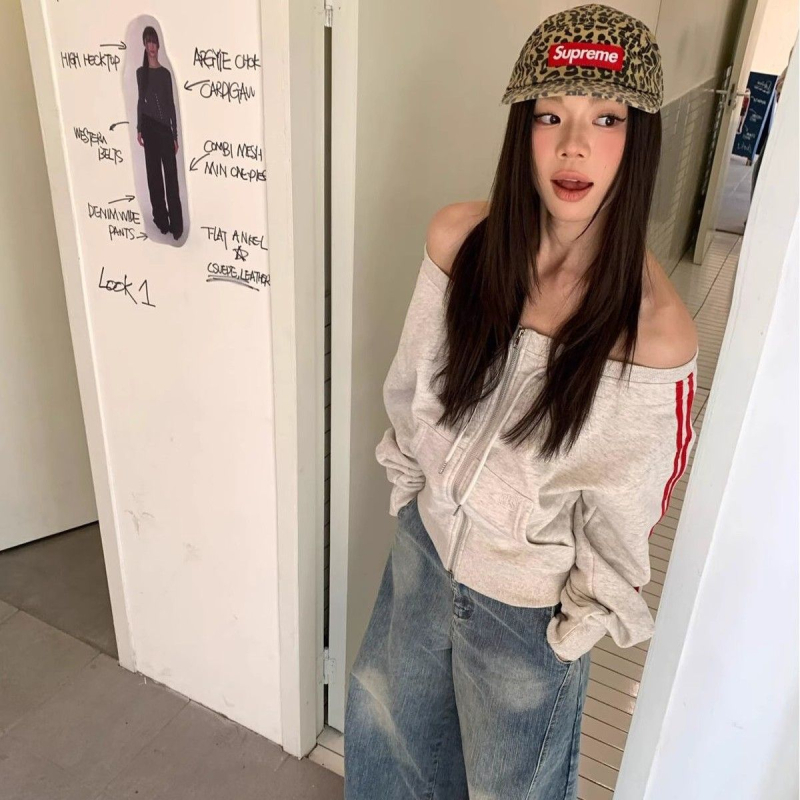 Női felső váll nélküli, hosszú ujjú, csík részlettel, amerikai retro stílusú streetwear, karcsú fazon, puha és kényelmes.