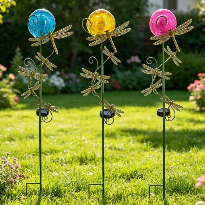 Napelemes vasból készült szitakötő motívumos földre helyezhető lámpa üveggömbbel