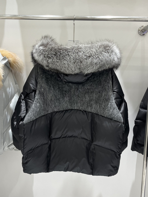 Női oversized tollkabát kapucnival és természetes rókafaros gallérral, rövid fazonú, vastag téli pufi kabát
