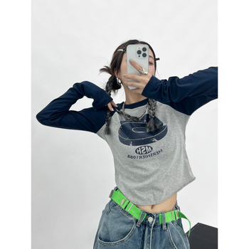 Női croptop hosszú ujjú póló, retro millenniumi stílus, amerikai mintával, kerek nyakú, karcsú szabás