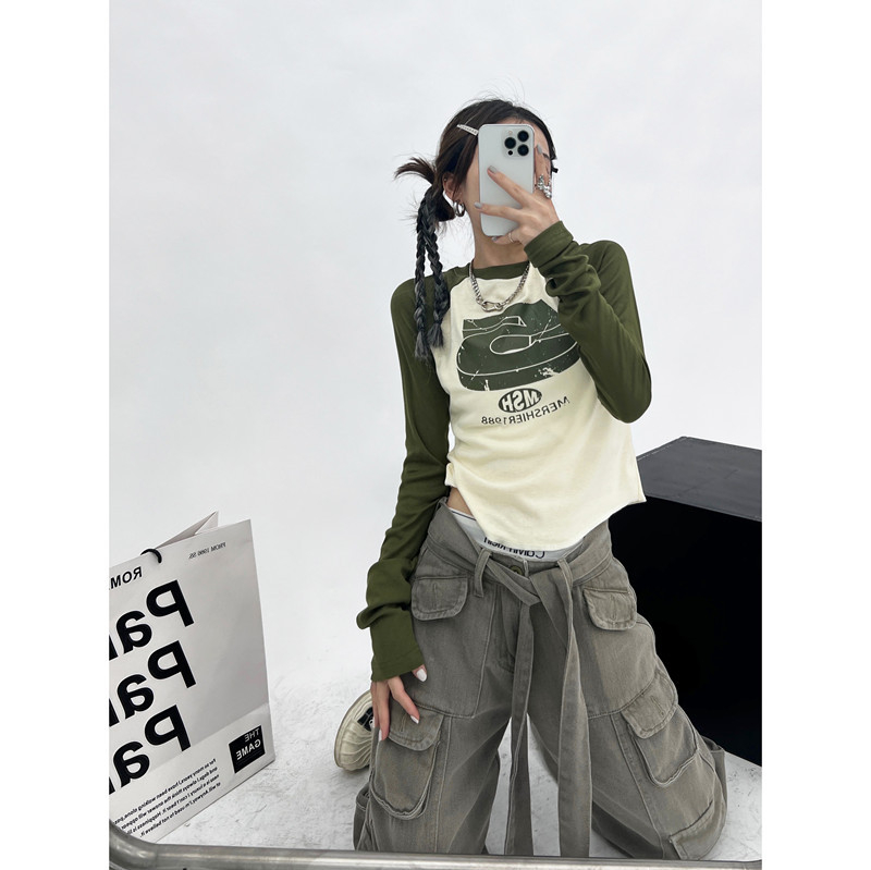Női croptop hosszú ujjú póló, retro millenniumi stílus, amerikai mintával, kerek nyakú, karcsú szabás