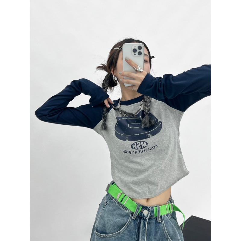 Női croptop hosszú ujjú póló, retro millenniumi stílus, amerikai mintával, kerek nyakú, karcsú szabás