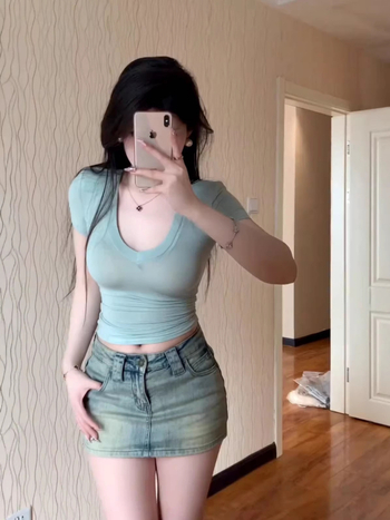 Rövid ujjú póló édes-pikáns stílusban, vékony és kissé áttetsző anyag, testhez álló, rugalmas, nyári crop-top
