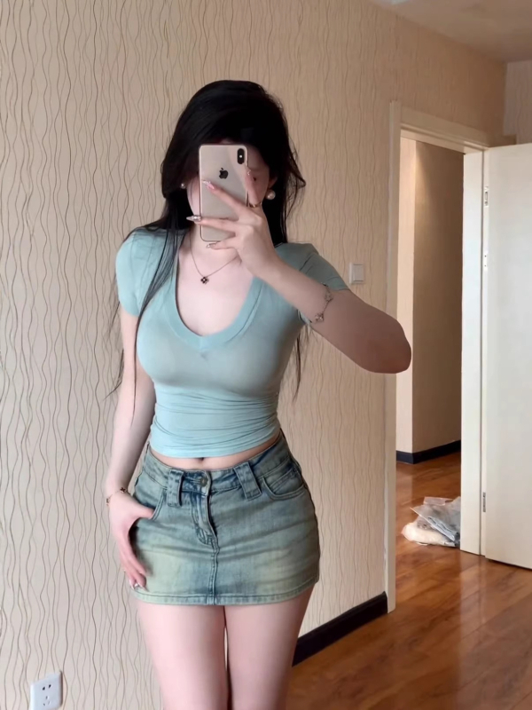 Rövid ujjú póló édes-pikáns stílusban, vékony és kissé áttetsző anyag, testhez álló, rugalmas, nyári crop-top