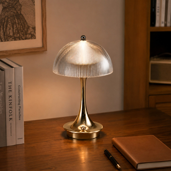 Nová stolová lampa z roku 2026 s luxusnou povrchovou úpravou, nabíjaním cez USB, ozdobným tvarom kvetinového púčika a štíhlym dizajnom.