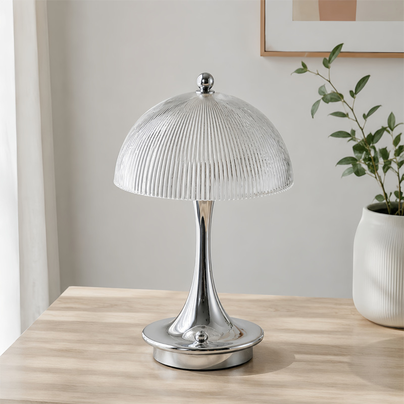 Nová stolová lampa z roku 2026 s luxusnou povrchovou úpravou, nabíjaním cez USB, ozdobným tvarom kvetinového púčika a štíhlym dizajnom.