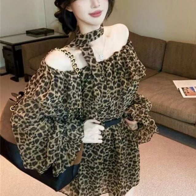 Šifónová blúzka s leopardím vzorom a odhalenými ramenami s volánikom, stredne dlhá, jeseň-zima.