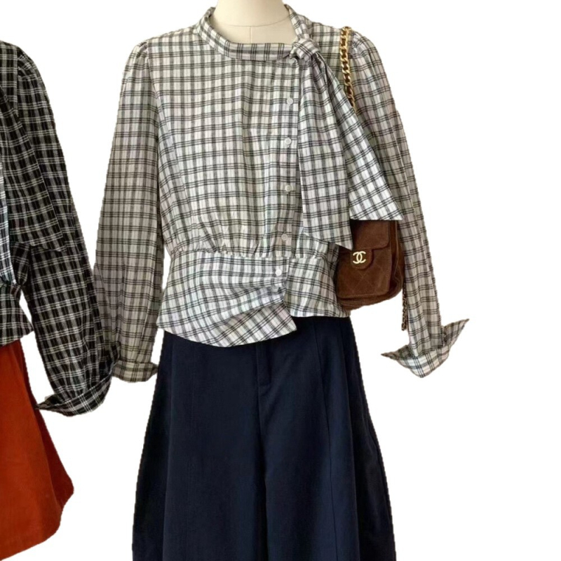 Női hosszú ujjú blúz masnival a nyakon, kockás mintával, retro elegáns.