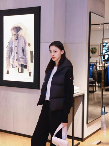 Női kapucnis tollkabát fehér kacsapúppal, patchwork kötött ujjak, vastag téli kabát
