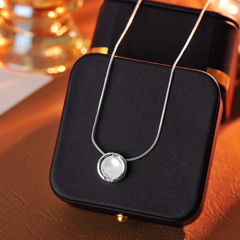 Minimalista nyaklánc fehér gyöngyház pendants a ezüst korongon, zár-típusú zár, 41–50 cm hosszúságú