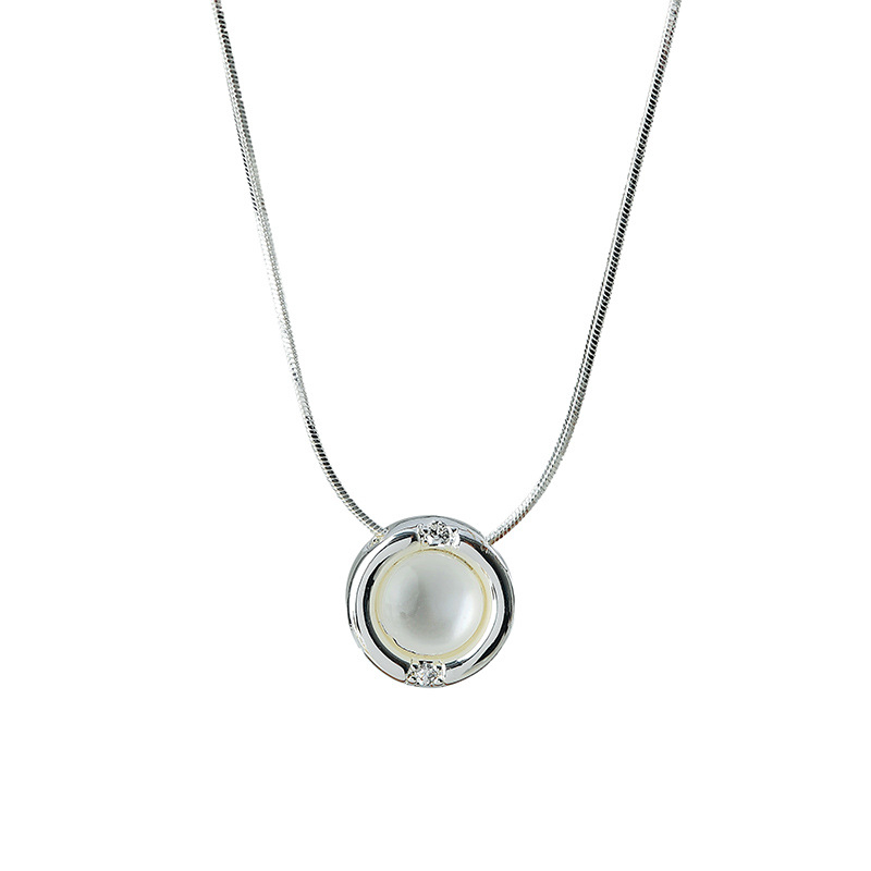 Minimalista nyaklánc fehér gyöngyház pendants a ezüst korongon, zár-típusú zár, 41–50 cm hosszúságú