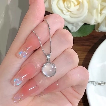 Fehér chalcedon medálos nyaklánc nőknek, luxus minimalist stílus, egyedi tervezés, elegáns és sokoldalú kulcscsont-kötél