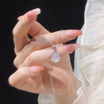 Fehér chalcedon medálos nyaklánc nőknek, luxus minimalist stílus, egyedi tervezés, elegáns és sokoldalú kulcscsont-kötél