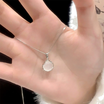 Fehér chalcedon medálos nyaklánc nőknek, luxus minimalist stílus, egyedi tervezés, elegáns és sokoldalú kulcscsont-kötél