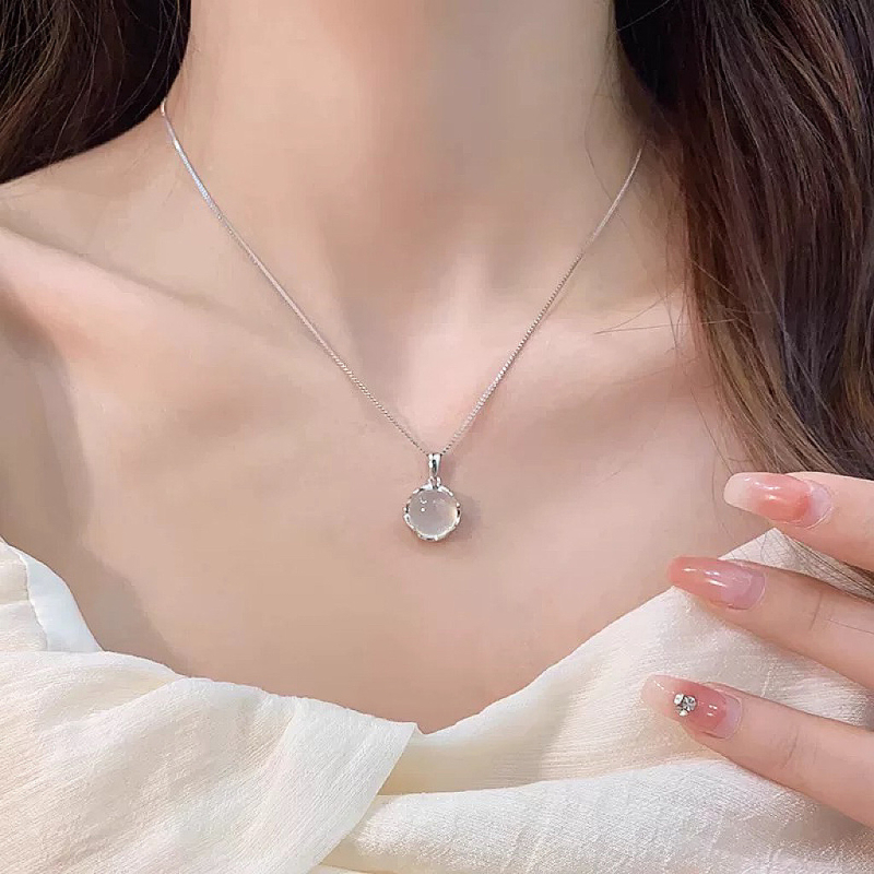 Fehér chalcedon medálos nyaklánc nőknek, luxus minimalist stílus, egyedi tervezés, elegáns és sokoldalú kulcscsont-kötél