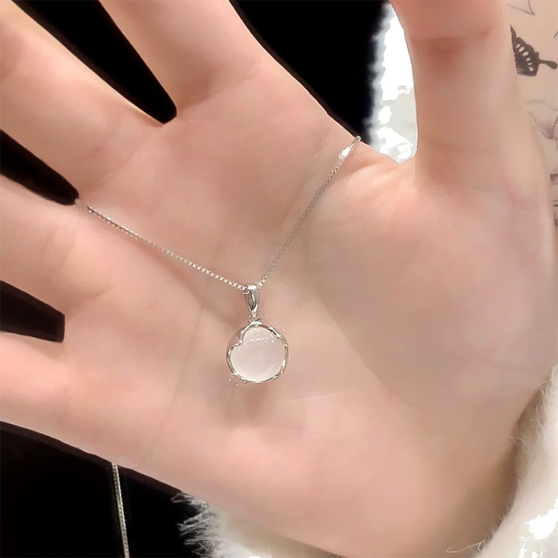 Fehér chalcedon medálos nyaklánc nőknek, luxus minimalist stílus, egyedi tervezés, elegáns és sokoldalú kulcscsont-kötél