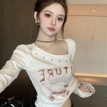 Amerikai stílusú slim cropped hosszú ujjú felső nőknek, aszimmetrikus ferde gallér, betűs nyomtatással, koreai hatás, őszi-téli