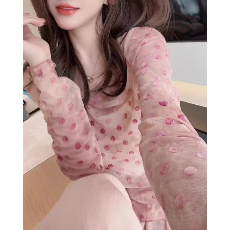 Pöttyös mintás kerek nyakú, karcsúsított szabású hosszú ujjú blúz ősz-tél 2026