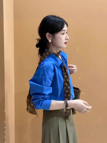 Klein Blue polo nyakú laza szabású hosszú ujjú pamut ing, tavasz 2026, elegáns üzleti stílus