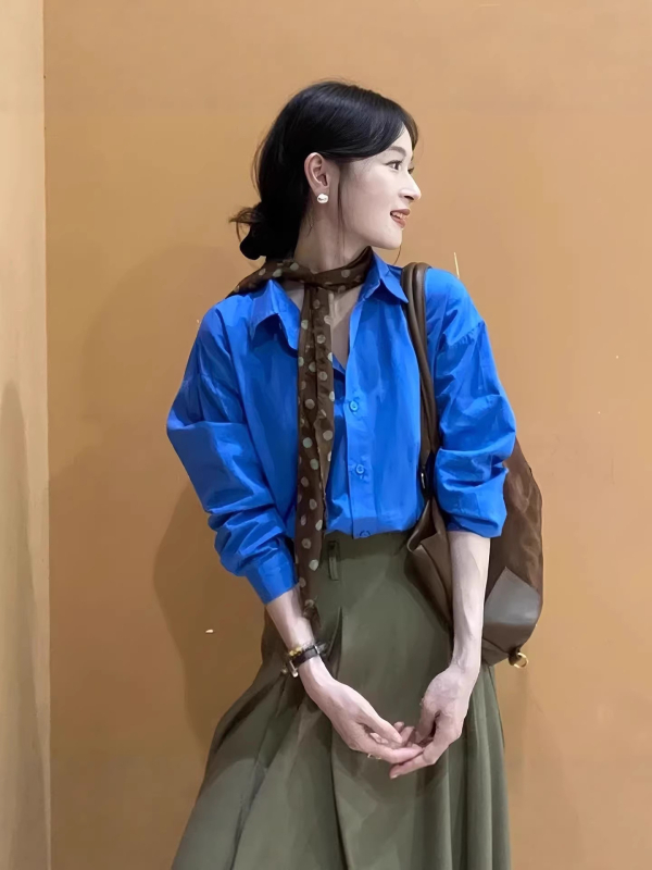 Klein Blue polo nyakú laza szabású hosszú ujjú pamut ing, tavasz 2026, elegáns üzleti stílus