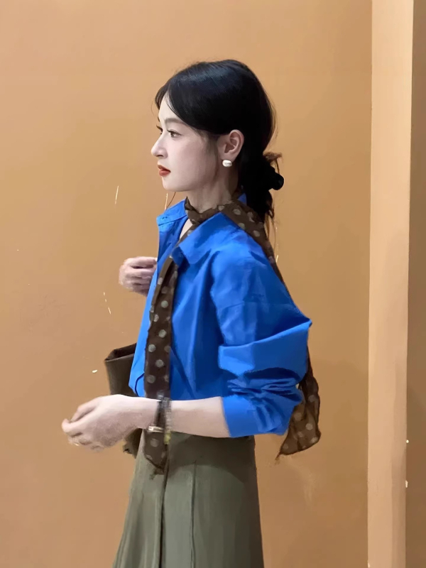 Klein Blue polo nyakú laza szabású hosszú ujjú pamut ing, tavasz 2026, elegáns üzleti stílus