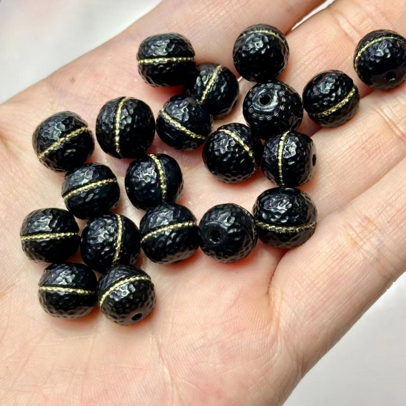Fekete onix gyöngyök kalapált arany textúrával, kb. 10 mm, DIY buddhista mala ékszerek karkötőhöz és telefonhoz lánc