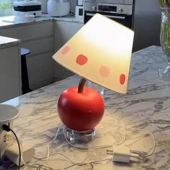 Nočná lampa v krémovej farbe v tvare jablka do spálne, roztomilé a kreatívne nočné svetlo.