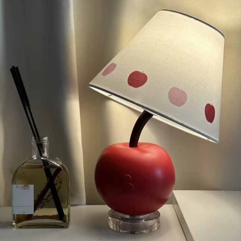 Nočná lampa v krémovej farbe v tvare jablka do spálne, roztomilé a kreatívne nočné svetlo.