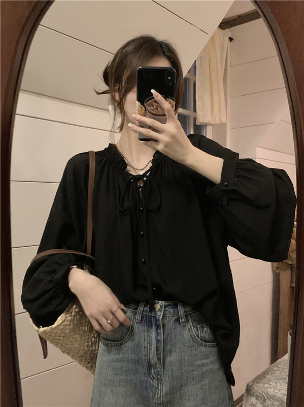 Szalaggal záródó hosszú ujjú chiffon-ing, karcsúsított fazon, lámpás ujjak, francia stílusú felső