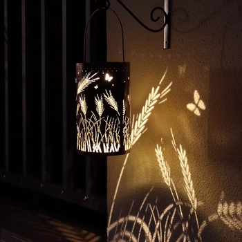 Napelemes kovácsoltvas lámpa búzavető motívummal, kivágott árnyék mintázatú függő lámpa udvarra és teraszra, tájvilágítás