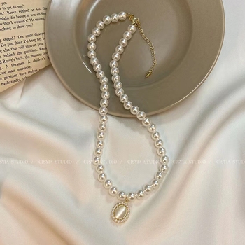 Macskaszeme kő és gyöngy nyaklánc, könnyű luxus, boutique stílus, elegáns