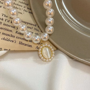 Macskaszeme kő és gyöngy nyaklánc, könnyű luxus, boutique stílus, elegáns