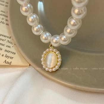 Macskaszeme kő és gyöngy nyaklánc, könnyű luxus, boutique stílus, elegáns