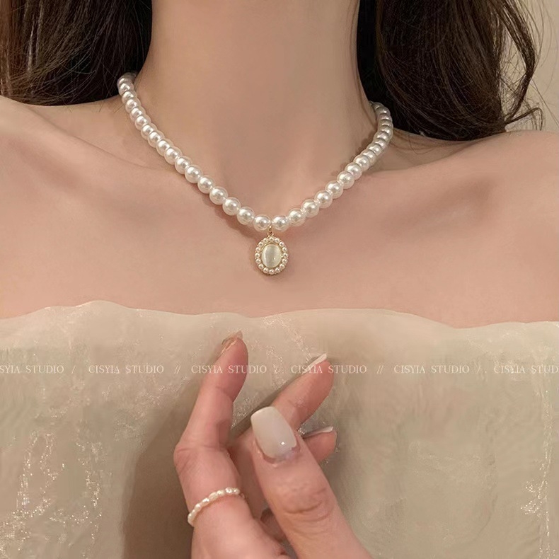Macskaszeme kő és gyöngy nyaklánc, könnyű luxus, boutique stílus, elegáns