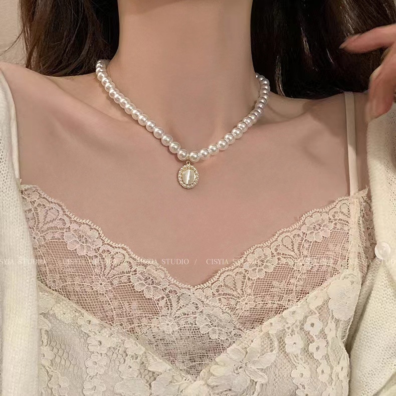 Macskaszeme kő és gyöngy nyaklánc, könnyű luxus, boutique stílus, elegáns