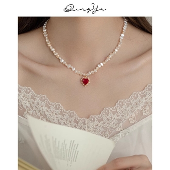 Vintage szív alakú medálos nyaklánc rubin rhinestones és gyöngy díszítéssel, kézzel készült, kevert anyagok, kulcscsont- lánc, unisex, francia stílus