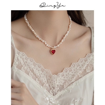 Vintage szív alakú medálos nyaklánc rubin rhinestones és gyöngy díszítéssel, kézzel készült, kevert anyagok, kulcscsont- lánc, unisex, francia stílus