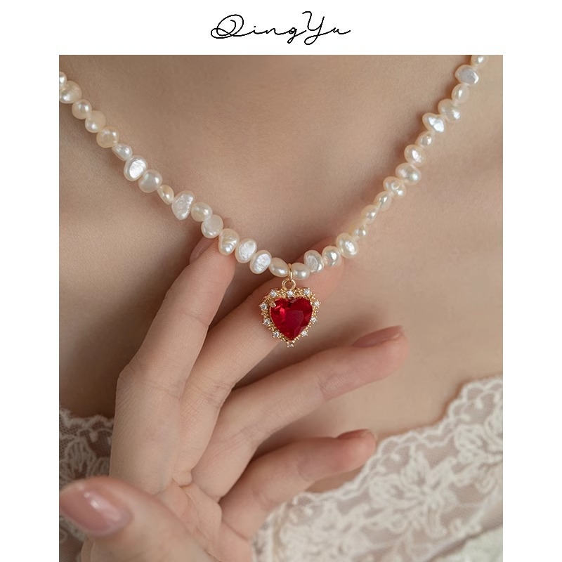 Vintage szív alakú medálos nyaklánc rubin rhinestones és gyöngy díszítéssel, kézzel készült, kevert anyagok, kulcscsont- lánc, unisex, francia stílus