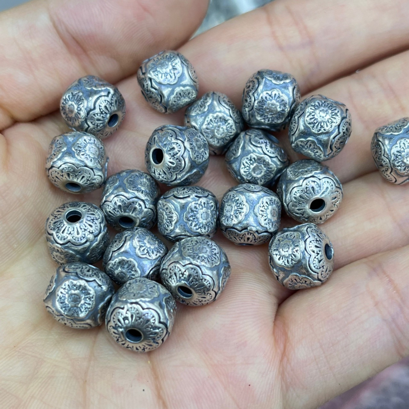 DIY ezüst gyöngy készlet buddhista ékszerekhez — virág alakú ezüst gyöngyök és négyzetes gyöngyök, telefonhorgokhoz, karkötőkhöz, medálokhoz és táskadíszekhez